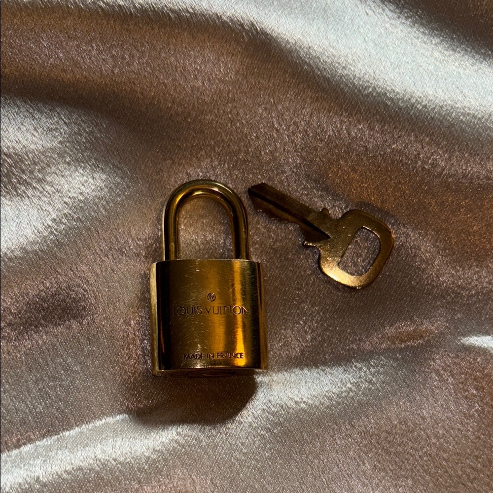 💎AUTHENTIC💎LOUIS VUITTON Gold Padlock and Key Set - Picture 6 of 6